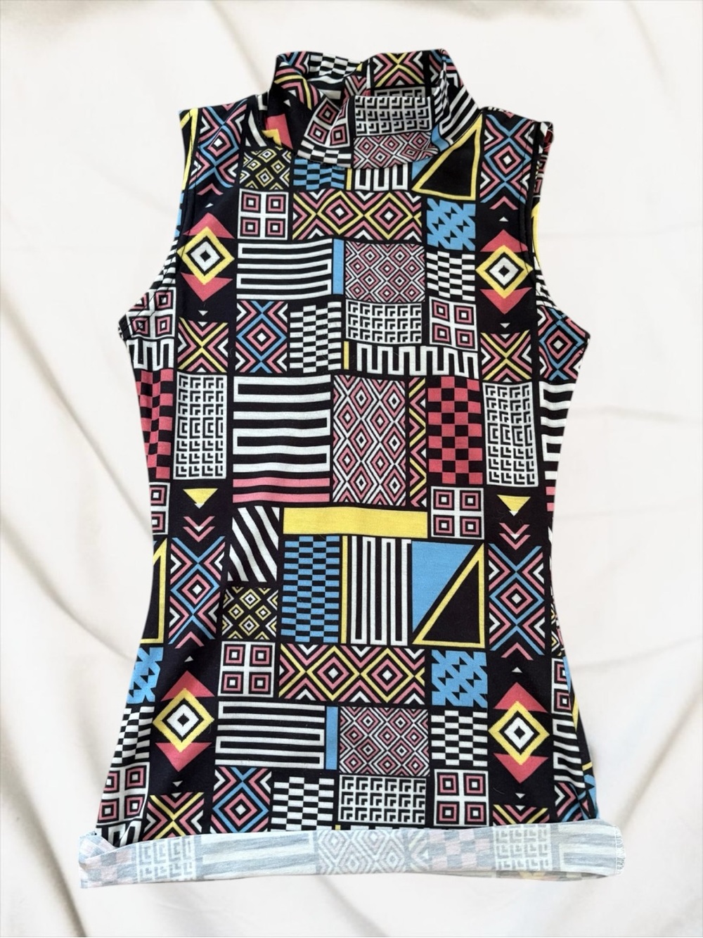 Y2K Boohoo Women’s XS Mock Neck Sleeveless Geometric Print Raw Hem Top Small Fit